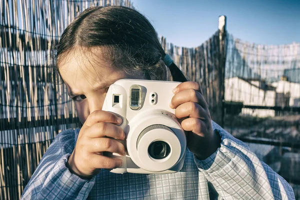Linda niña con cámara de fotos instantánea — Foto de Stock