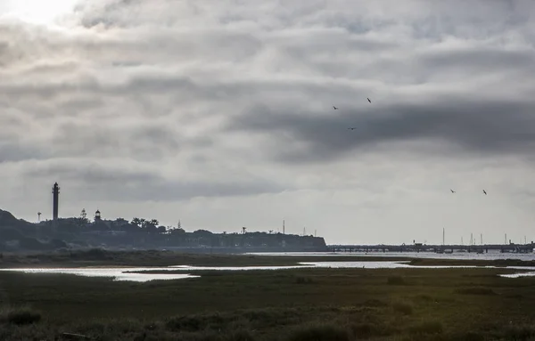 Faro de El Rompido y puerto deportivo al amanecer de los pantanos — Foto de Stock