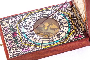 18. yüzyılın başlarında pusula ahşap kutusunda 