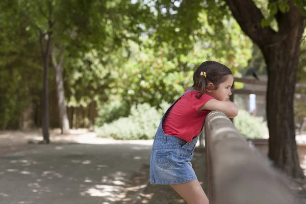 Enojada y reflexiva niña — Foto de Stock