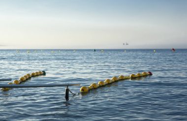 Küpeşte gemi TH altındaki Engelli kişiler için sahilde