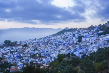 mavi: chefchaouen şehrini panoramik manzaralı
