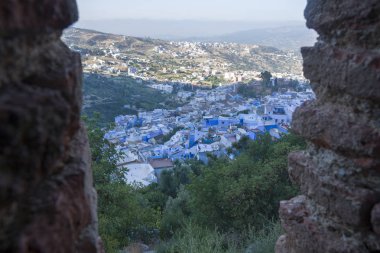 Üst duvardan yükselen Chefchaouen mavi şehir görünümü