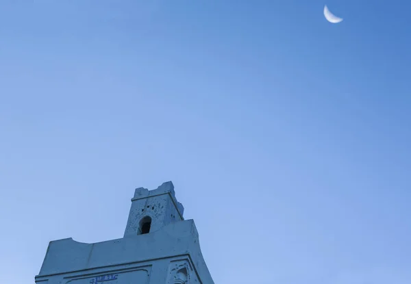 Mezquita en Chefchauen con luna — Foto de Stock