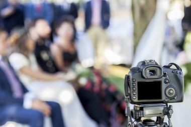 Tam çerçeve refleks Dslr kamera tripod düğün kayıt üzerinde 