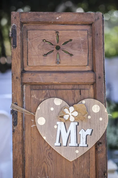 Vecchie finestre in legno con il cuore sospeso per Mr — Foto Stock