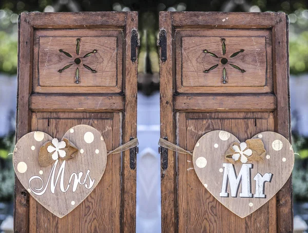 Viejas ventanas de madera con corazones colgantes para la señora y el señor — Foto de Stock