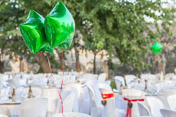 Globos brillantes verdes en el ajuste de la mesa del jardín para los receptores de la boda — Foto de Stock