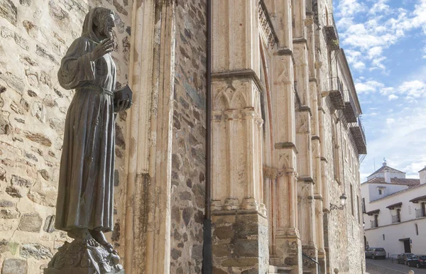 Francis of Assisi bronze statue at Guadalupe Monastery entry — Stock Photo, Image