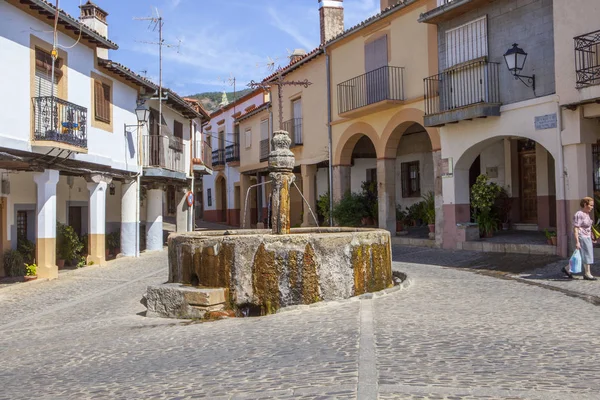 Trois jets fontaine carré. Guadalupe, Espagne — Photo