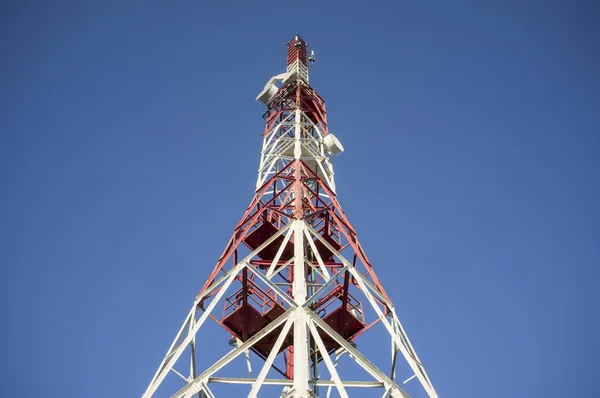 Antenne de station de relais de radiodiffusion sur ciel bleu — Photo