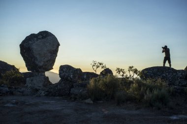 Dağı yükselen güneş çekim bir fotoğrafçı silüeti
