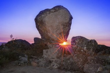 Güneş doğuyor megalitik anıt arasında Montanchez, İspanya