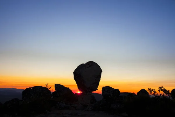Solen som förekommer mellan megalitiska monument, Montánchez, Spanien — Stockfoto