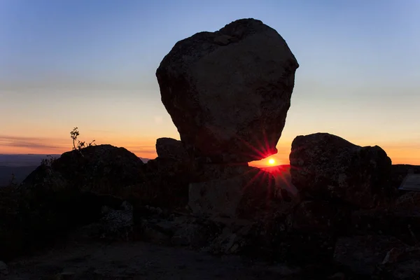 Sol saliendo entre monumento megalítico, Montanchez, España — Foto de Stock