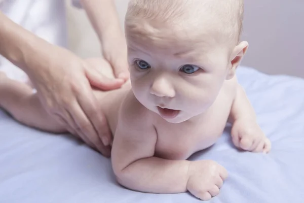 Három hónapos baba fiú hát masszázs — Stock Fotó