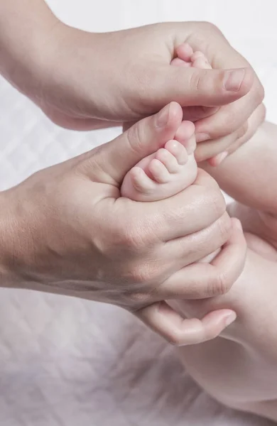 Tři měsíce, masáž plosky nohy baby boy — Stock fotografie