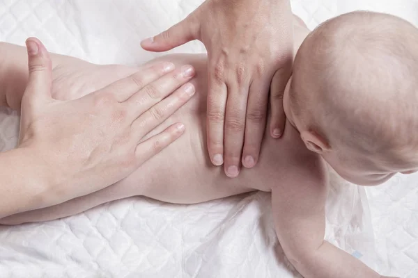Tre mesi bambino indietro massaggio — Foto Stock