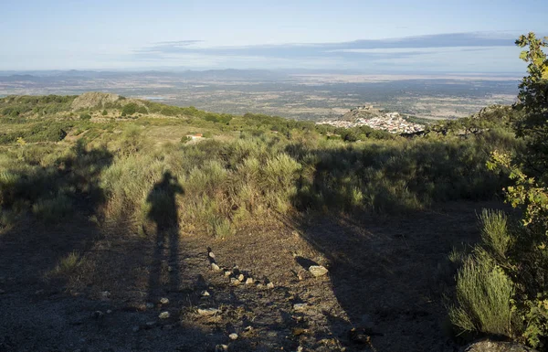 Sombra de um fotógrafo atirando em Montanchez, Extremadura — Fotografia de Stock