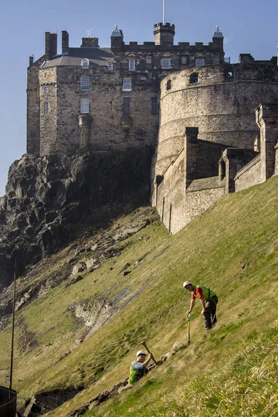 Trabalhadores cavando chão ao lado do Castelo de Edimburgo, Escócia — Fotografia de Stock