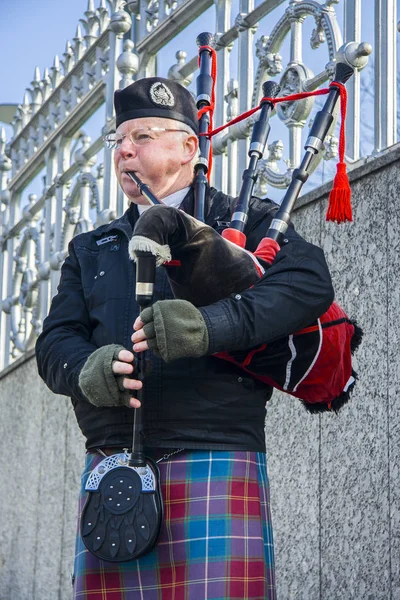 Flautista escocés tocando música con gaita, Edimburgo, Escocia —  Fotos de Stock