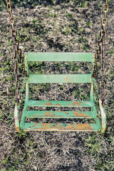 Stary swing zardzewiały zielony — Zdjęcie stockowe