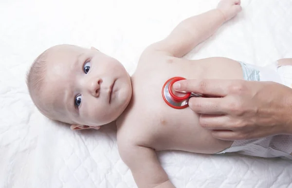 Pédiatre examine le nouveau-né garçon avec stéthoscope — Photo