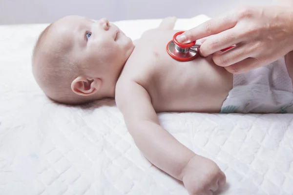 Pediatra examina niño recién nacido con estetoscopio —  Fotos de Stock