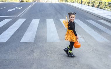 Küçük kıza zebra geçiş chil doğru Cadılar Bayramı kostümleri