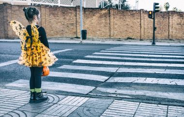 Küçük kıza zebra geçiş chil doğru Cadılar Bayramı kostümleri