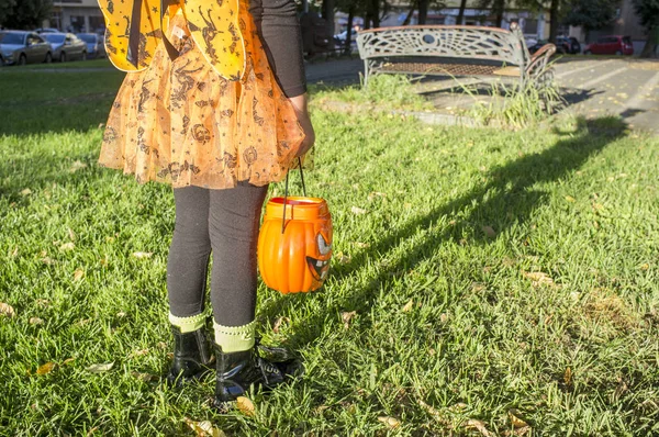 Klein meisje in halloween kostuums in het park — Stockfoto