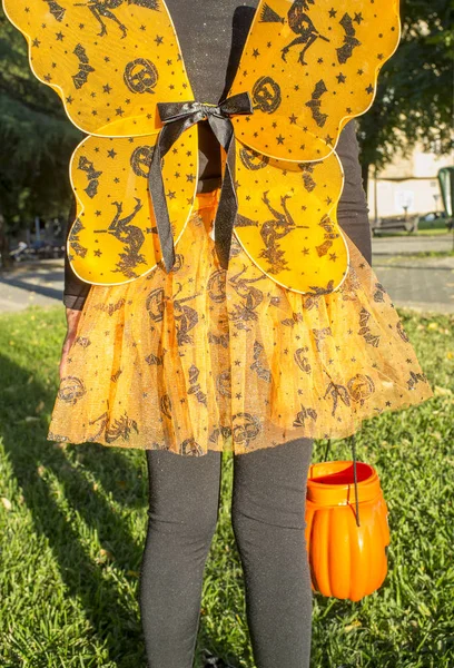 Petite fille en costumes d'Halloween dans le parc — Photo