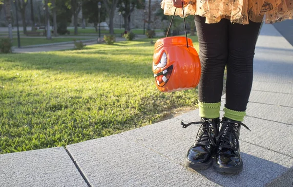 Menina em trajes de Halloween jogando no parque — Fotografia de Stock