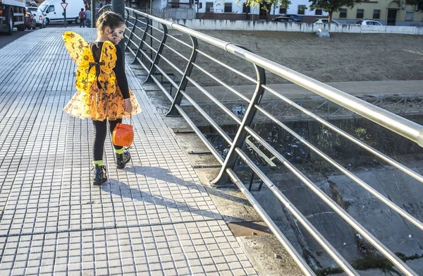 Meisje stedelijke brug in halloween kostuums naar — Stockfoto