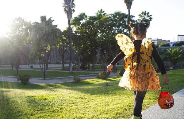 Niña en trajes de Halloween jugando en el parque — Foto de Stock