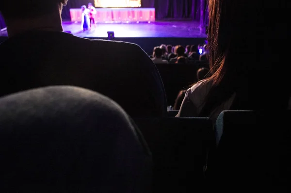 As pessoas estão sentadas no atuditório na peça de teatro. — Fotografia de Stock