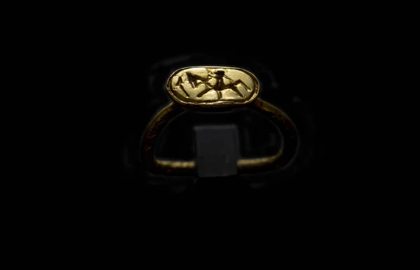 Anel de ouro com representação de cavaleiro pertencem ao tesouro tartessos o — Fotografia de Stock