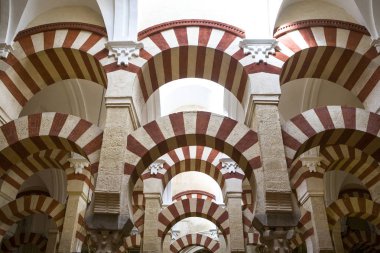 Çift Kişilik kırmızı ve beyaz renkli kemer içinde Cordoba Camii, İspanya