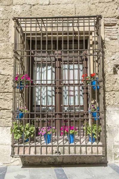 Varanda com ferro forjado e vasos de flores, Córdoba, Espanha — Fotografia de Stock