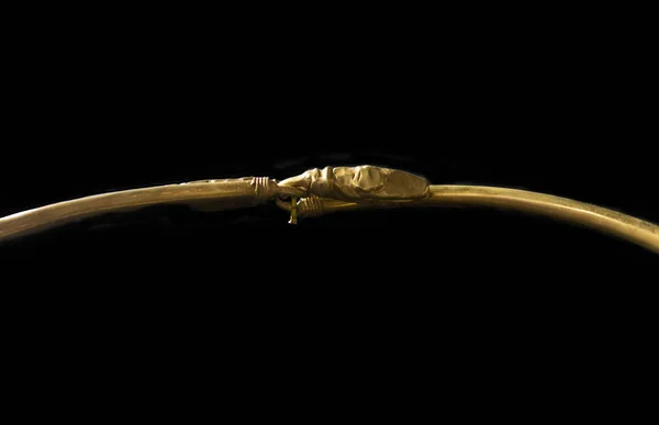 Aliseda tartessos hazineden şeklinde kolye toka yılan, — Stok fotoğraf