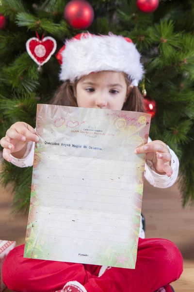 Bambina mostrando i tre saggi Lettera — Foto Stock