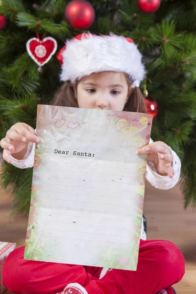 Μικρό κορίτσι που δείχνει η Σάντα επιστολή — Φωτογραφία Αρχείου