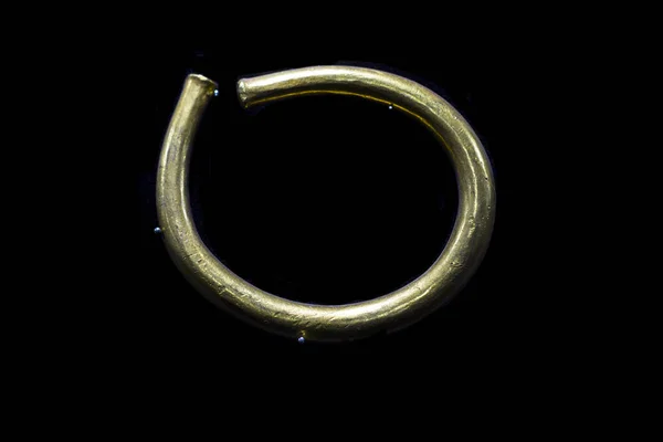 Золотой браслет принадлежит Valdeobispo Treasure, Касерес, Испания — стоковое фото