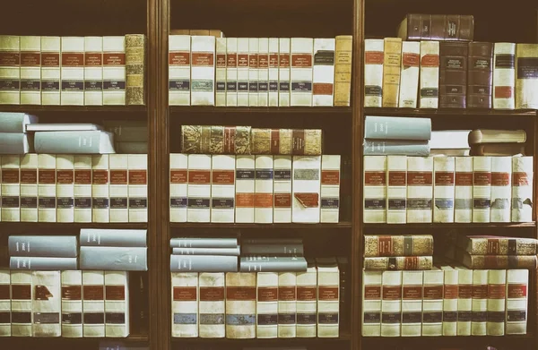 Bücherregal mit vielen alten juristischen Büchern — Stockfoto