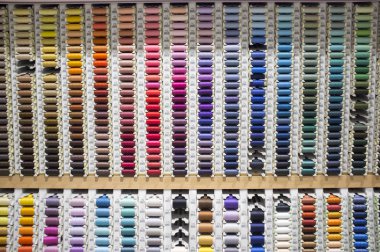 İplik dikiş bir Pazar durak üzerinde makaraları