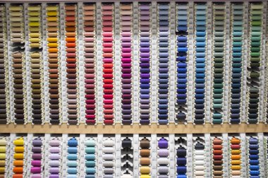 Badajoz, İspanya - dikiş iplik makaraları bir piyasa ahır üzerinde. Kavramları store üzerinde tipik arka plan