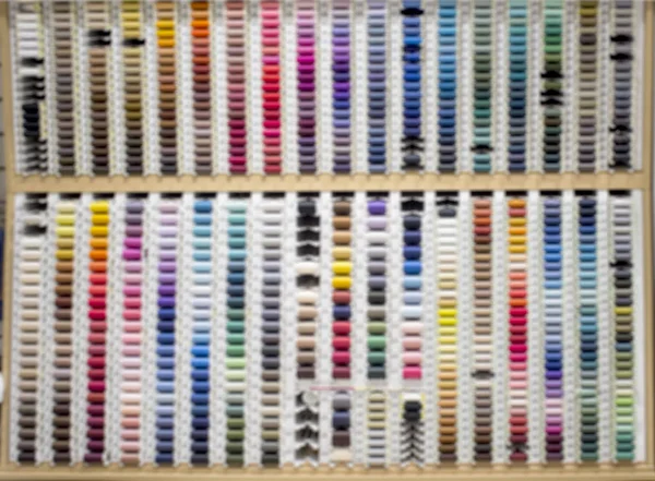 市場の屋台でリール縫い糸 — ストック写真