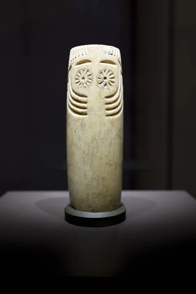 Das zylindrische Alabaster-Idol. Frontansicht — Stockfoto