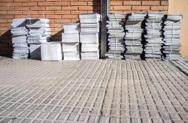 Broşürler kaldırımda reklam ile paketler yükler