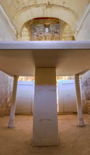 Altar de mármol en la capilla central de la Basílica Visigoda de Santa L —  Fotos de Stock